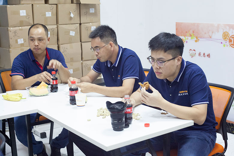 啃著月餅思考人生? 啃著月餅思考人生?